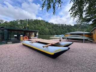 ein Floß steht am Ufer eines Flußes