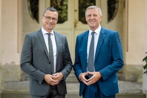 zwei Männer in Anzug