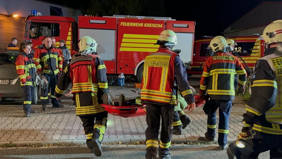 Kameraden der Feuerwehr üben den Katastrophenschutz