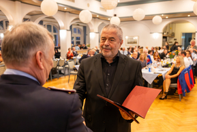 Landrat übergibt Ehrenzeichen und Urkunden