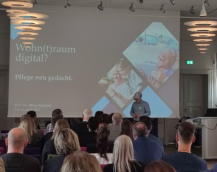 Prof. Dr. Oliver Schuster der Hochschule Hof hält seinen Vortrag "Wohn(t)raum digital? Pflege neu gedacht."