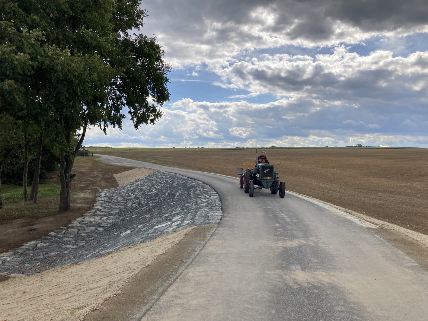 Erste Befahrung des Weges durch ein landwirtschaftliches Fahrzeug