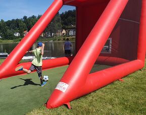 Junge schießt auf Torwand