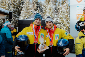 zwei Männer in warmer, sportlicher Kleidung