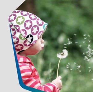 Bild Kind mit Pusteblume