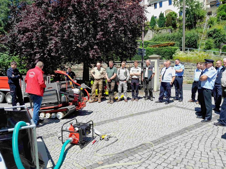 Feuerwehrmänner vor Feuerwehrtechnik