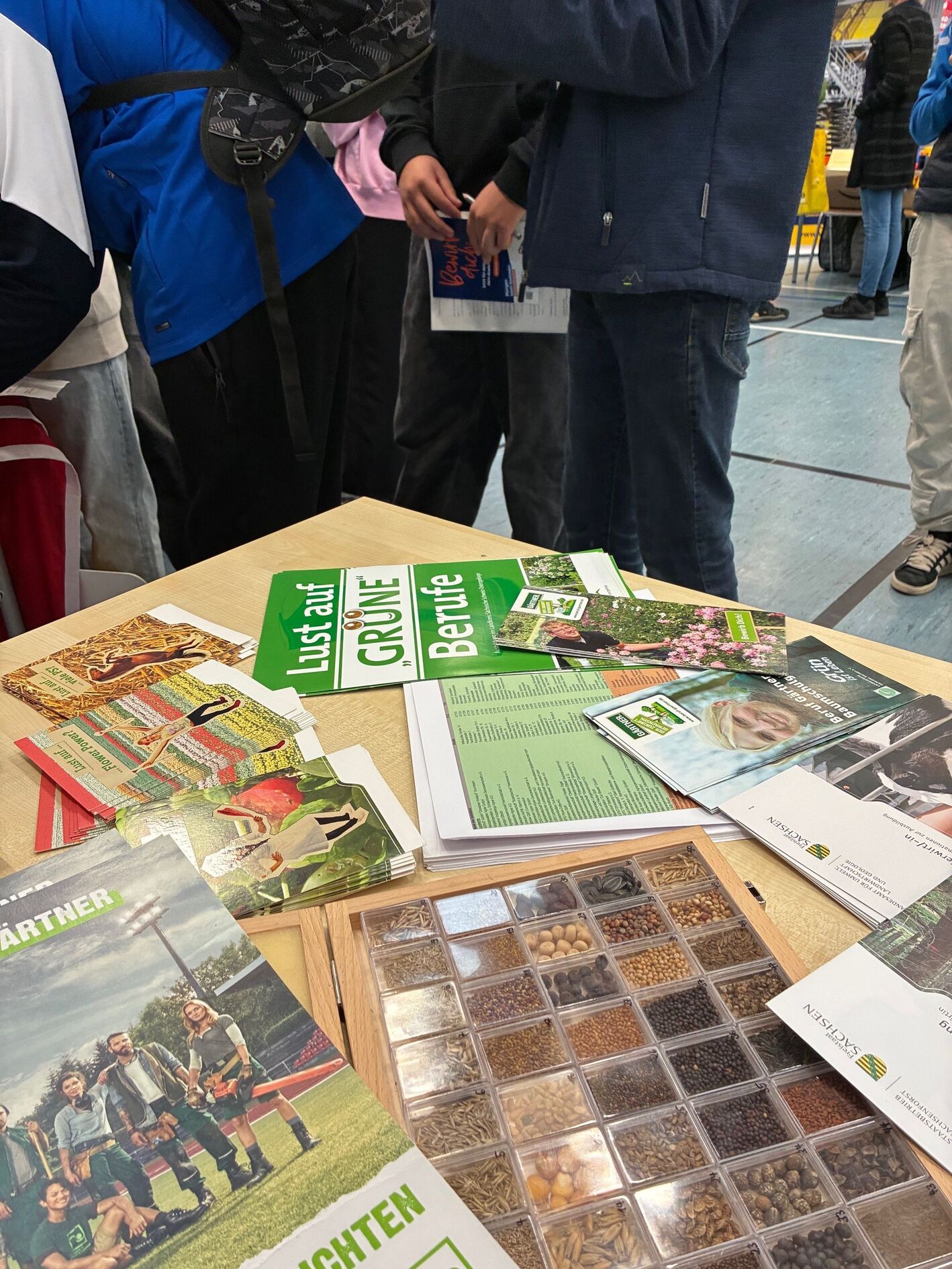 Flyer, Karten und Saatgutsammlung auf dem Tisch liegend