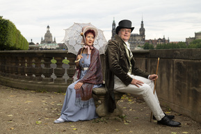zwei im Stil der Romantik angezogene Personen auf der Brühlschen Terrasse in Dresden