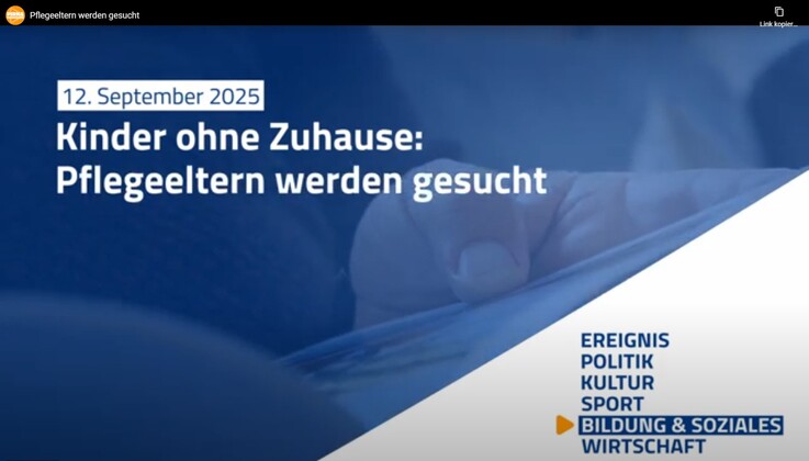 Pflegefamilie sitzt auf dem Sofa