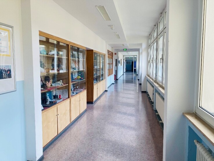 Foto eines Schulflures mit Schränken und Fensterreihe