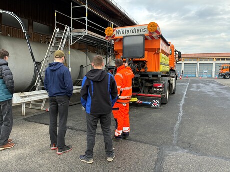 Zeigt Straßenmeisterei mit Jugendlichen