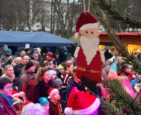 Ansammlung von Menschen auf dem Weihnachtsmarkt