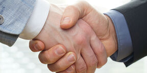 zwei sich schüttelnde Hände