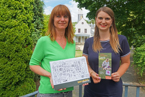 zwei Personen halten Bilder hoch