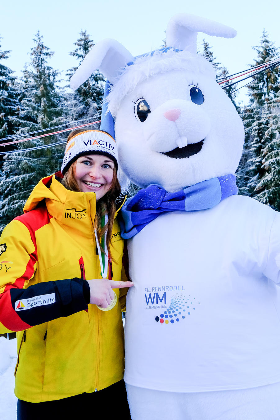 Rennrodlerin Julia Taubitz und Maskottchen Flocki Flocksen