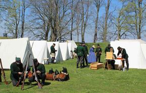 Lagerleben im 19. Jahrhundert: Zwischen den Exerziervorführungen können Besucher die Soldaten bei der Pflege ihrer Gewehre beobachten