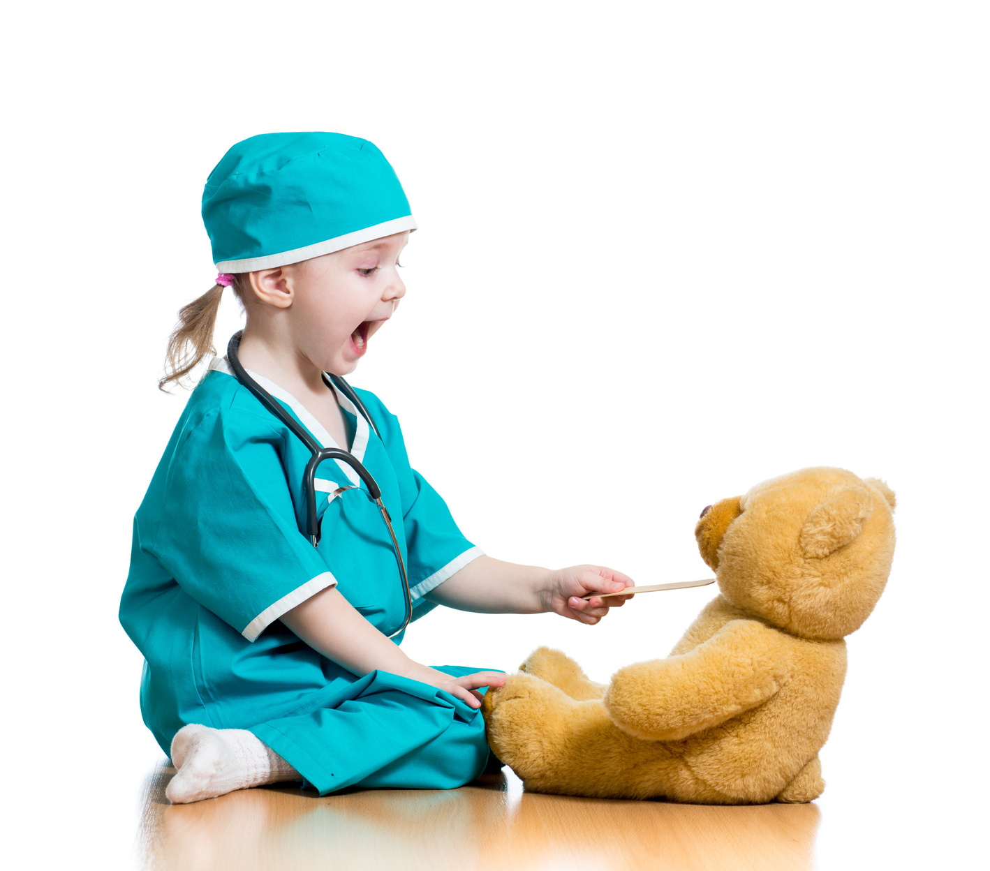 Kind spielt mit dem Teddy Arzt