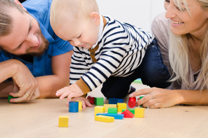 Mutter und Vater spielen mit Kleinkind
